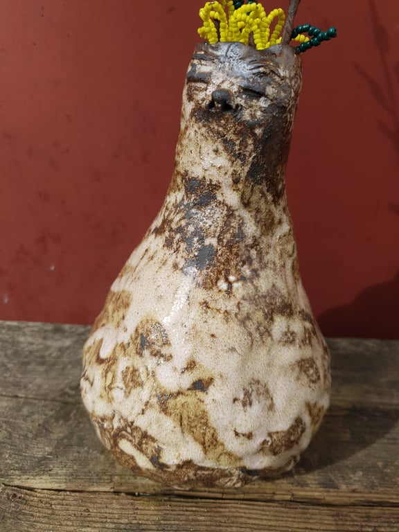 Vase med mildt og fredfyldt ansigt billede 3