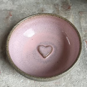 Flad skål m. hjerte (S) - rosa  – produktbillede