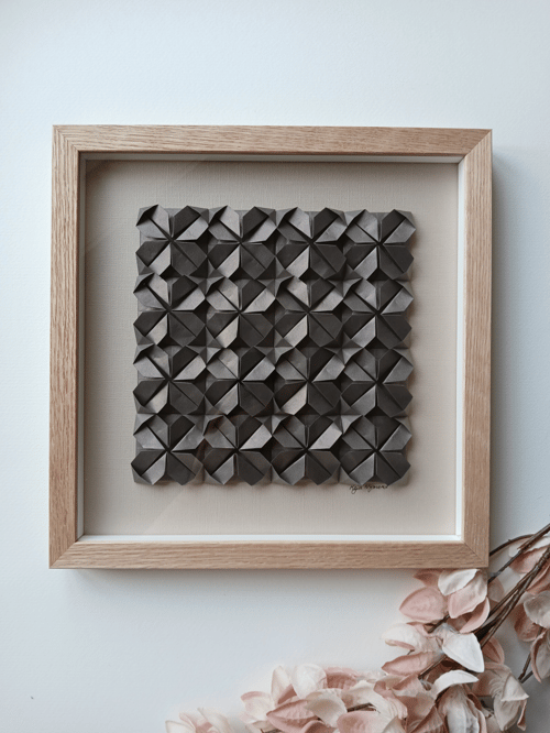 30x30cm foldet papirværk, beigebrun, indrammet