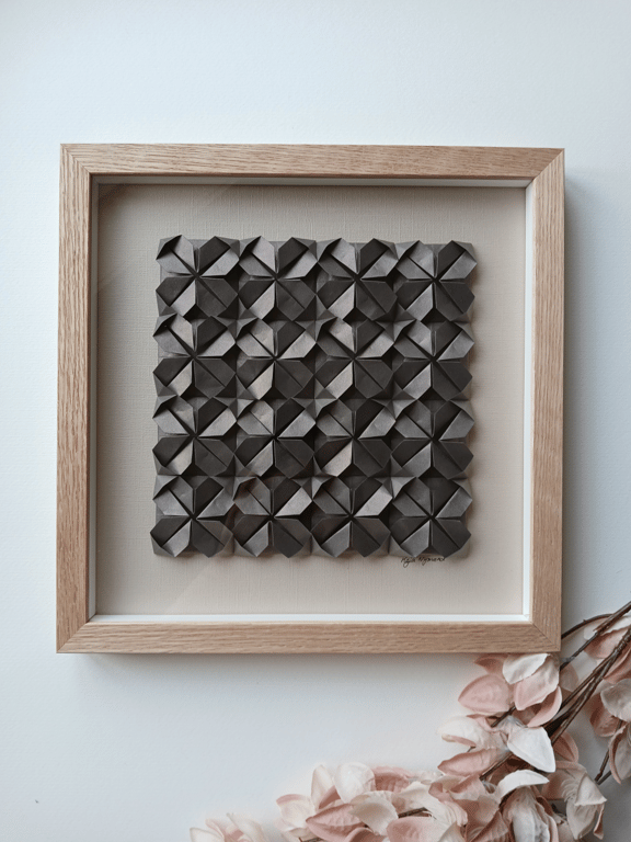 30x30cm foldet papirværk, beigebrun, indrammet