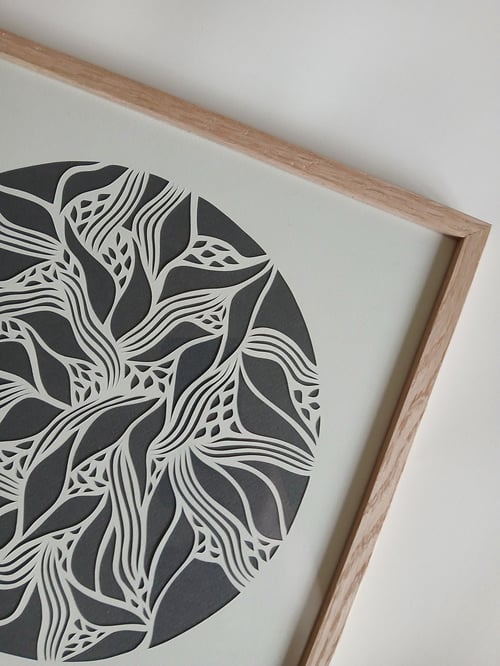 30x30cm papercut, antracit, indrammet 