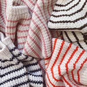 Kit: Friday sweater Junior fra PetiteKnit – produktbillede