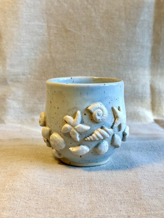 Kop med strandskaller, lyseblå