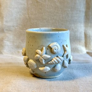 Kop med strandskaller, lyseblå – produktbillede