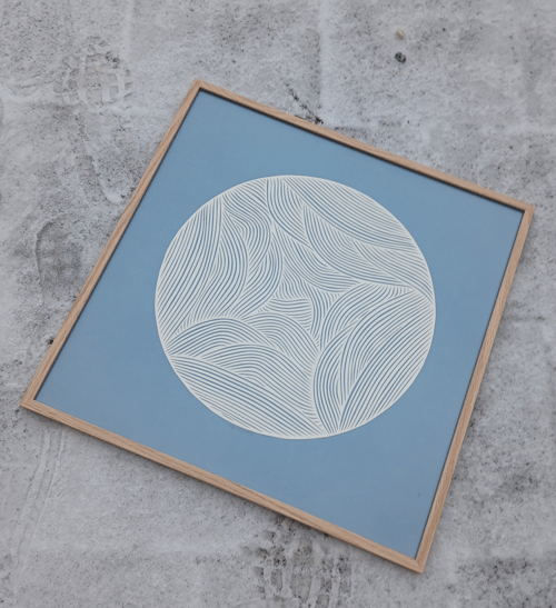 50x50cm dueblå,knækket hvid, indrammet