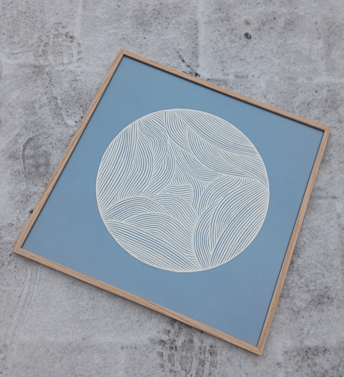 50x50cm dueblå,knækket hvid, indrammet