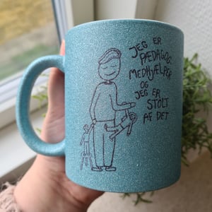 Krus: Jeg er pædagogmedhjælper og jeg er stolt af det (Kort hår) Lys Blå Glimmer – produktbillede