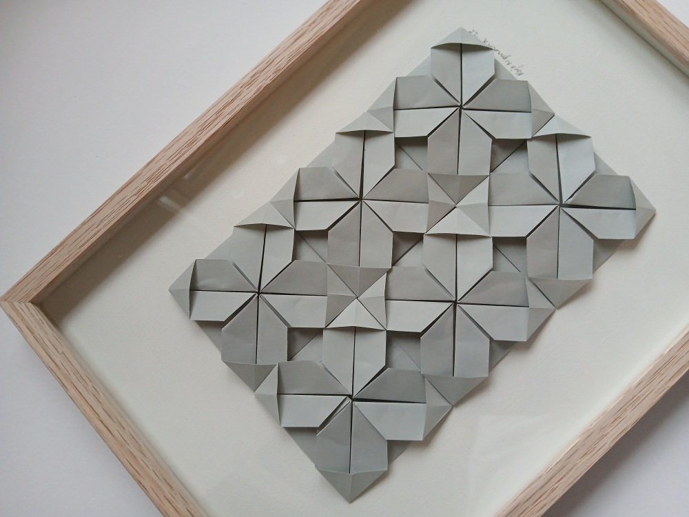 A4 foldet papirværk, perlegrå, indrammet  billede 2