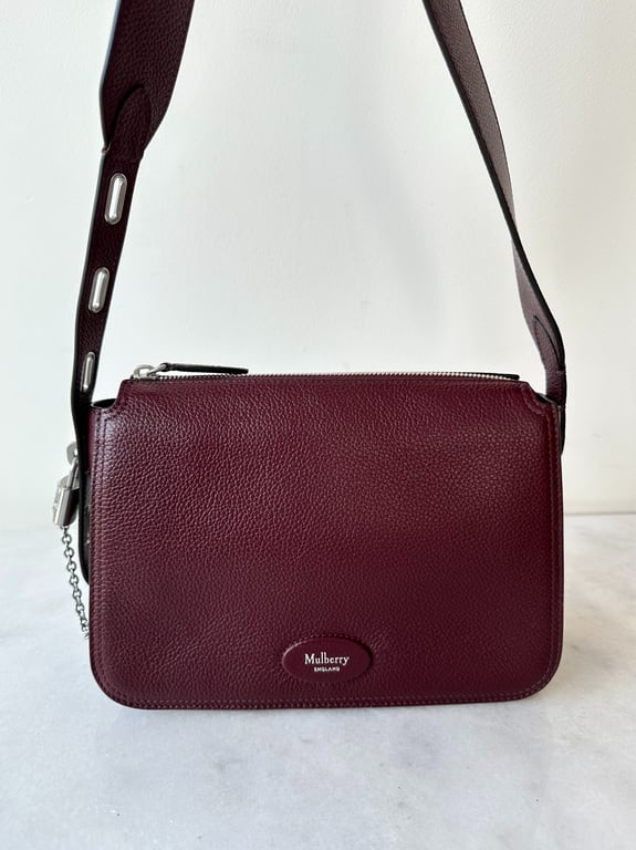 Bordeauxfarvet Mulberry skuldertaske i kornet læder med justerbar rem og metalhardware.