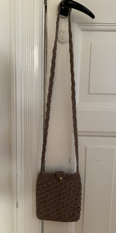 Lille hæklet cross-body taske i beige billede 2