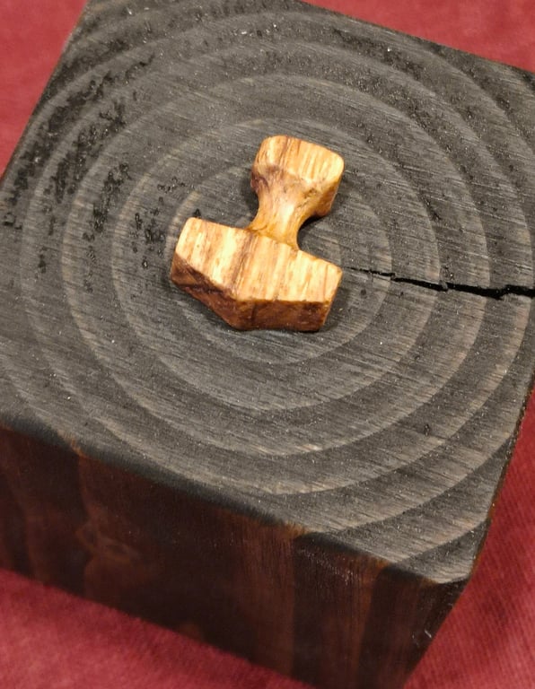 Håndlavet Mini-Mjølnir i egetræ