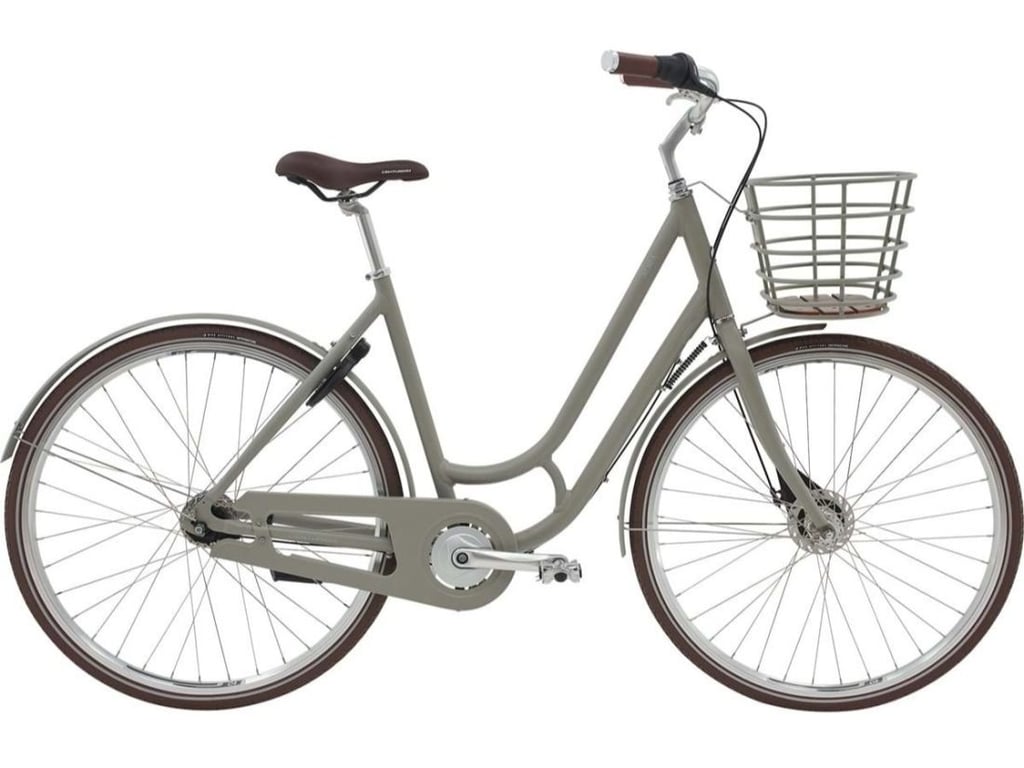 Grå citybike med lav indstigning, brun sadel og håndtag samt en frontkurv.