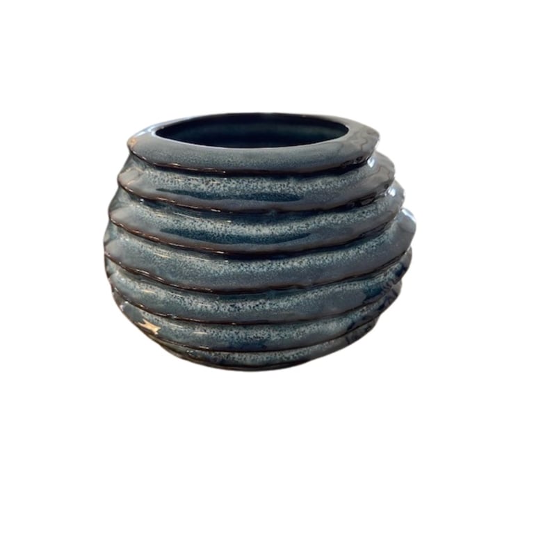 Blå keramisk vase med lagdelt, bølget design.