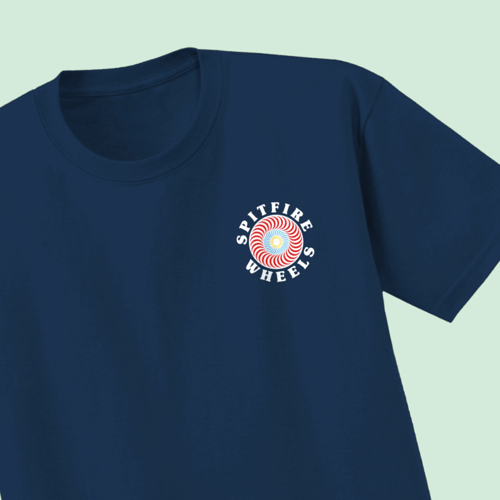 Marineblå t-shirt med rund hals og lille cirkulært Spitfire Wheels-logo i rød, hvid og blå på venstre bryst. (2)