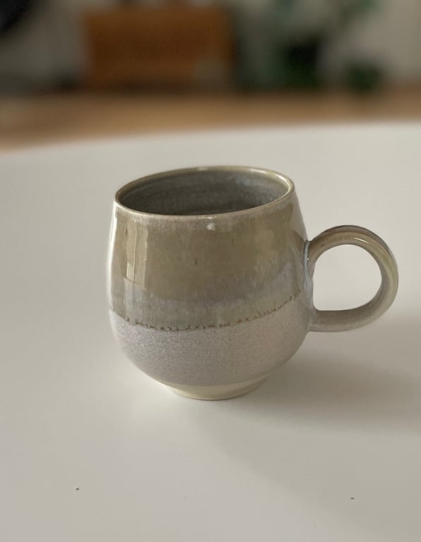 Buttet kop, skifer/cremehvid