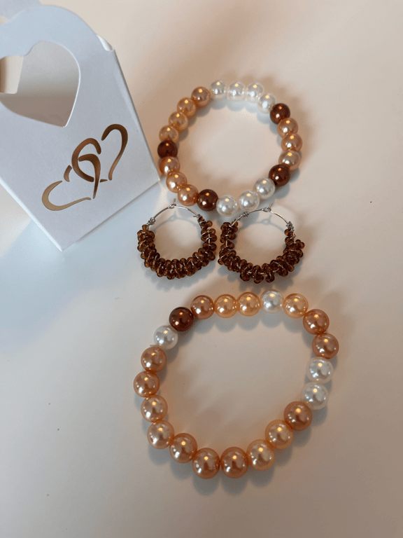 Brune glasperler snoet omkring creolerne billede 3