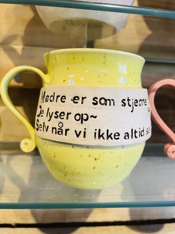 Keramik krus med tekst - Mødre er som stjerner, de lyser op, selv når vi ikke ser det.  billede 2