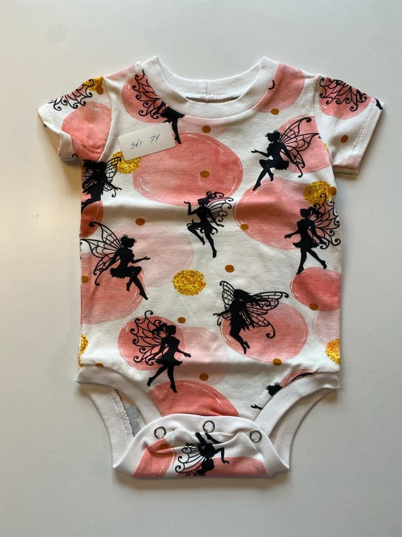 Body med korte ærmer. Størrelse 74