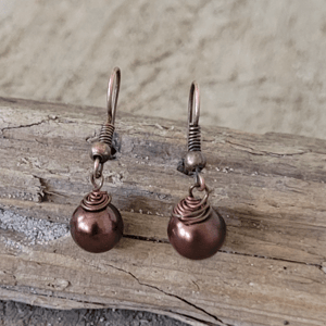 Ørekroge med ferskvandsperler. – produktbillede