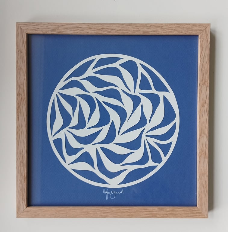 20x20cm papercut, kongeblå, indrammet 