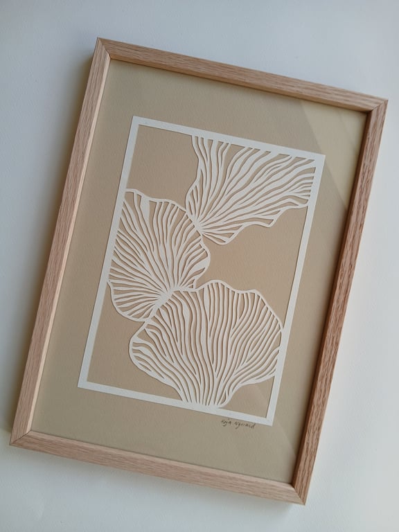 A4 papercut. beige. knækket hvid. indrammet (3)