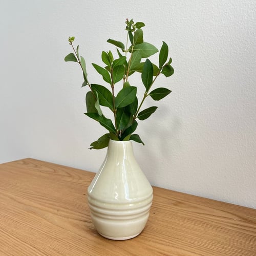 Hvid riflet porcelænsvase (6)