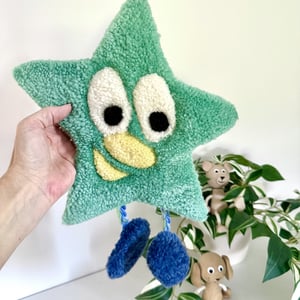 Tuftet vægophæng i uld – Håndlavet til børneværelset  – produktbillede