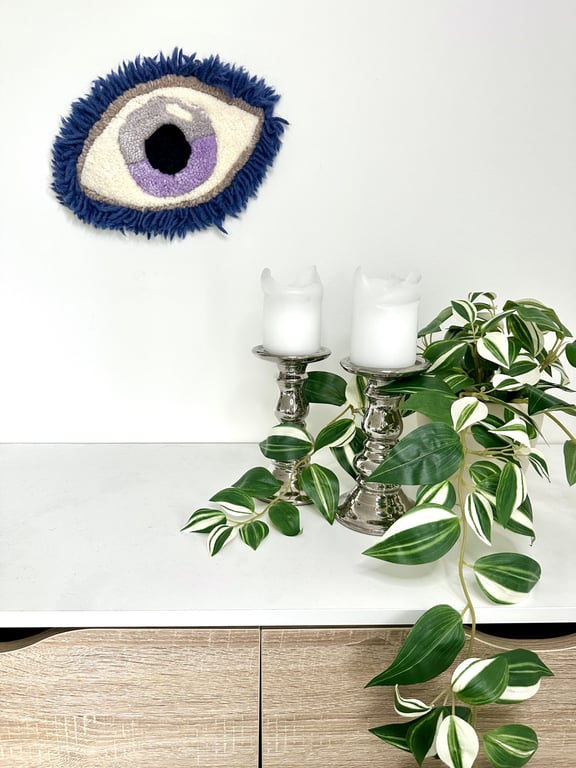 Tuftet øje som vægophæng – håndlavet i 100% uld 