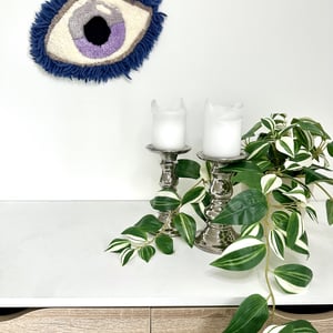 Tuftet øje som vægophæng – håndlavet i 100% uld  – produktbillede