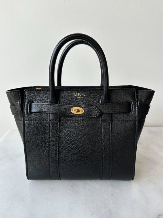 Sort Mulberry læderhåndtaske med guldhardware og to håndtag, placeret på en marmorflade.