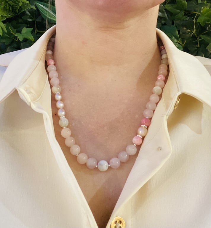 Regnbue Månesten og Rosakvarts halskæde