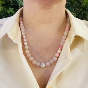 Regnbue Månesten og Rosakvarts halskæde – produktbillede