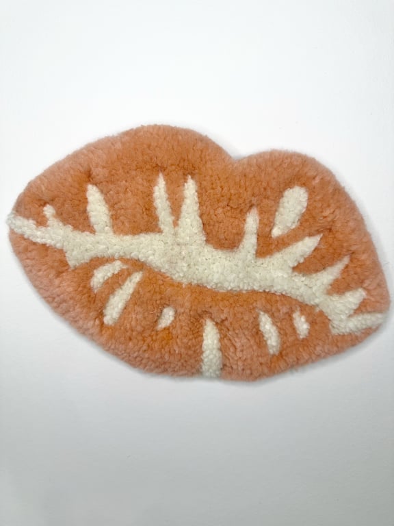 Tuftet læber som vægophæng – håndlavet i uld  billede 4