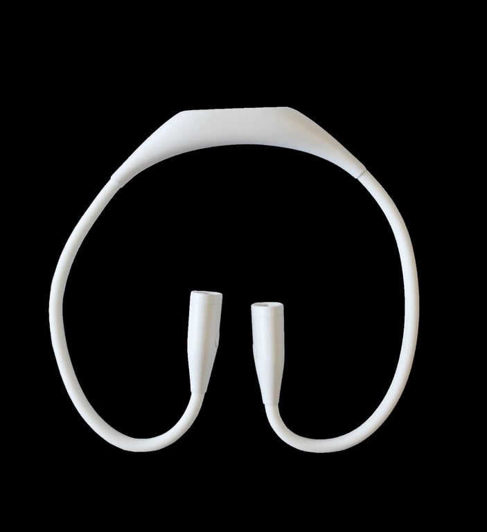 Hvide trådløse nakkebøjlehøretelefoner mod sort baggrund.