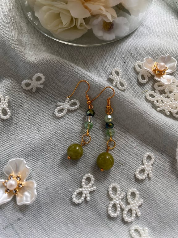 Efterårs øreringe med grønne perler og Jade sten.
