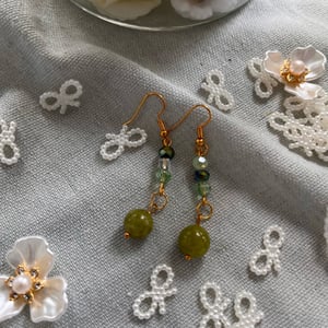 Efterårs øreringe med grønne perler og Jade sten. – produktbillede