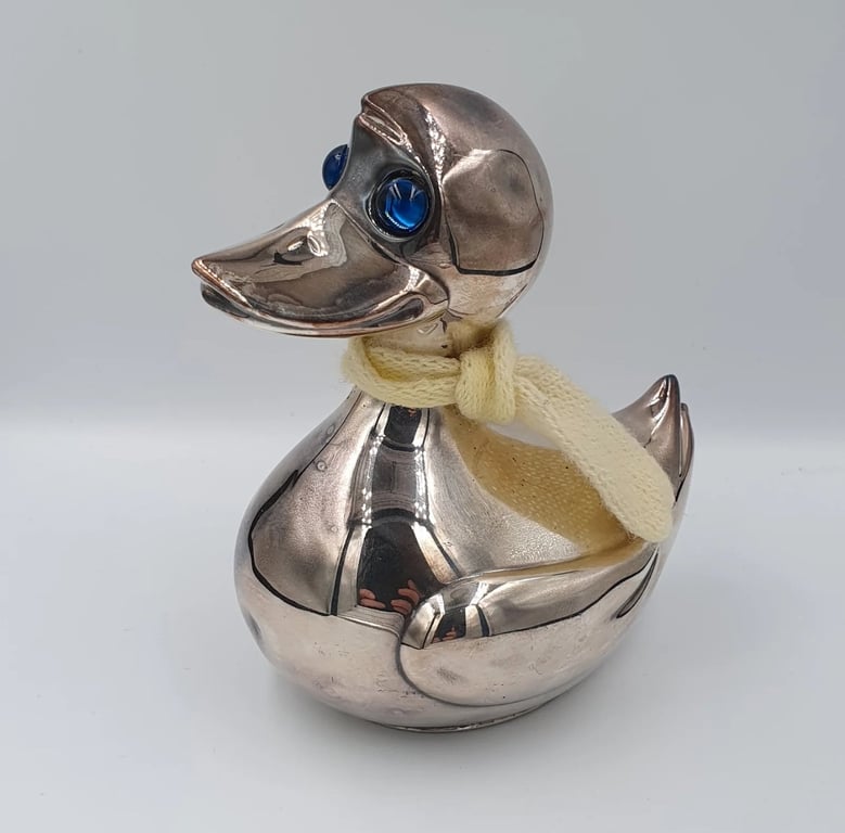 SpareAND med halstørklæde og blå øjne