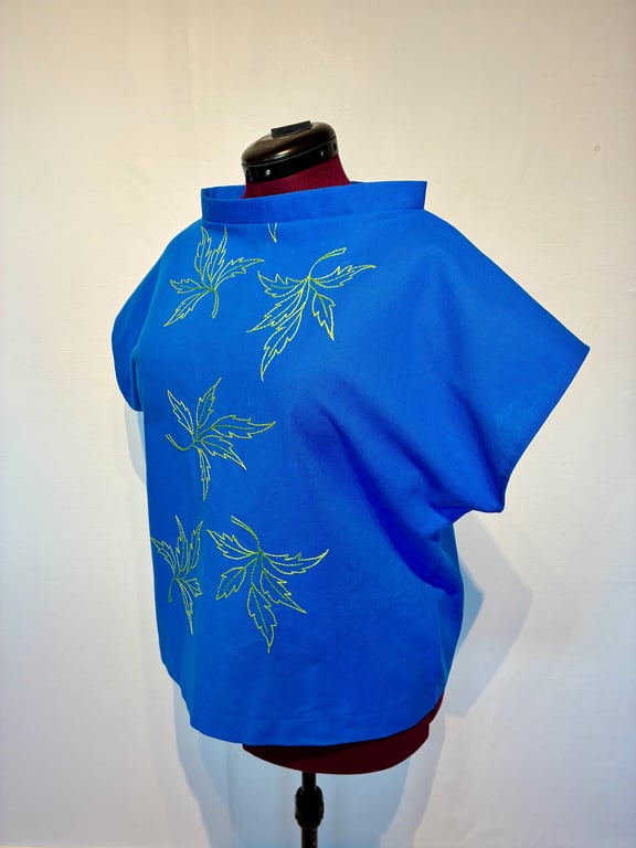 Trine-bluse med håndbroderede blade billede 3