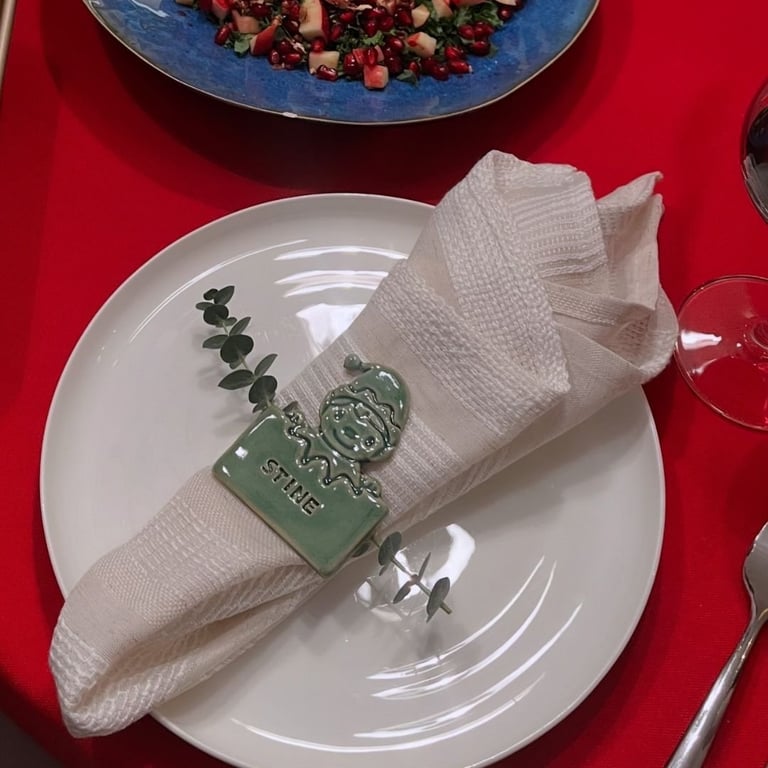 Håndlavet nisse-navneskilt i keramik – perfekt til julebordet billede 2