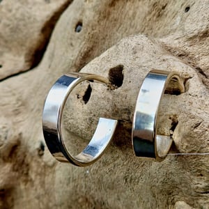 Brede cirkel ørestikker. – produktbillede