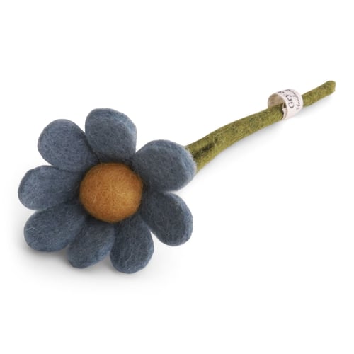 Blå filtblomst med brunt midte og grøn filtstil på hvid baggrund. (3)