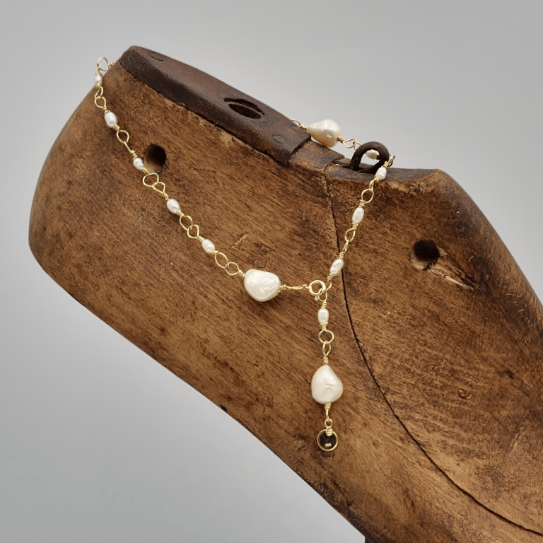 Hvid perle ankelkæde.