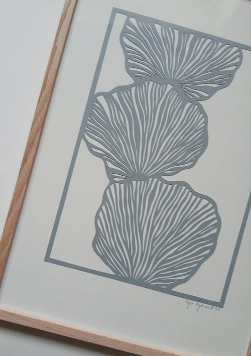 A3 papercut, dueblå, indrammet 