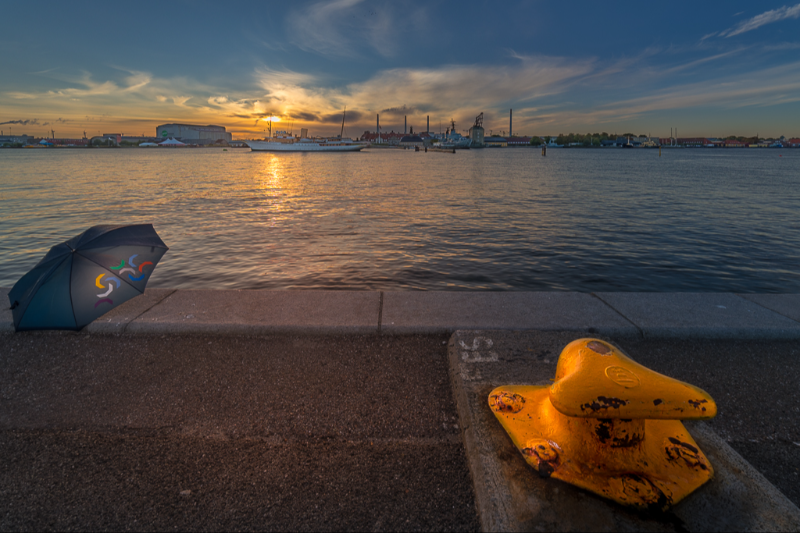 Kongeskibet Dannebrog for anker ud for Holmen