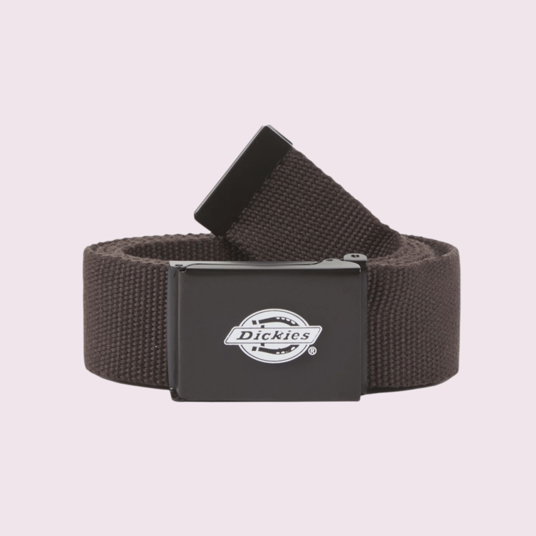 Sort lærredsbælte med sort spænde og hvid Dickies-logo.