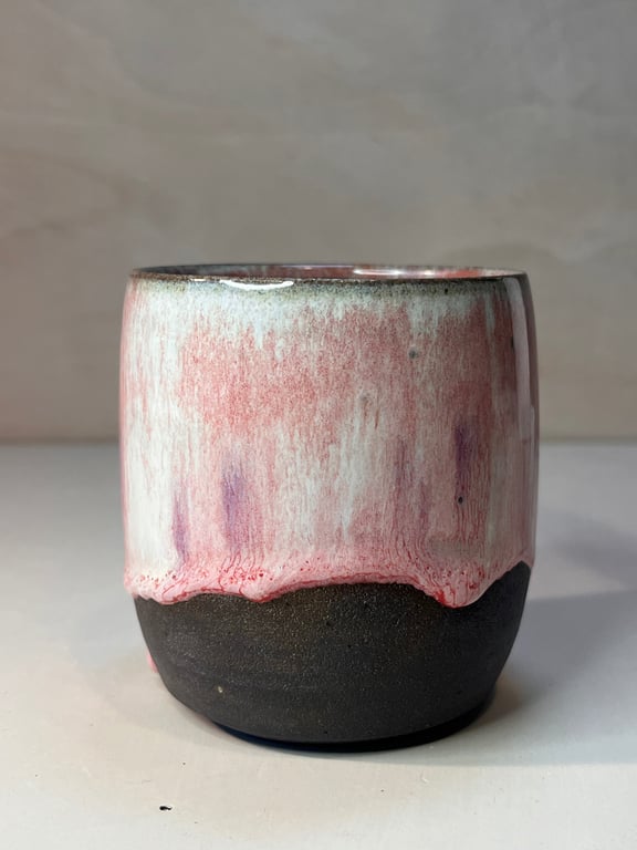 Kop med løbe hjerter. 300 ml. H: 8,5 cm billede 2