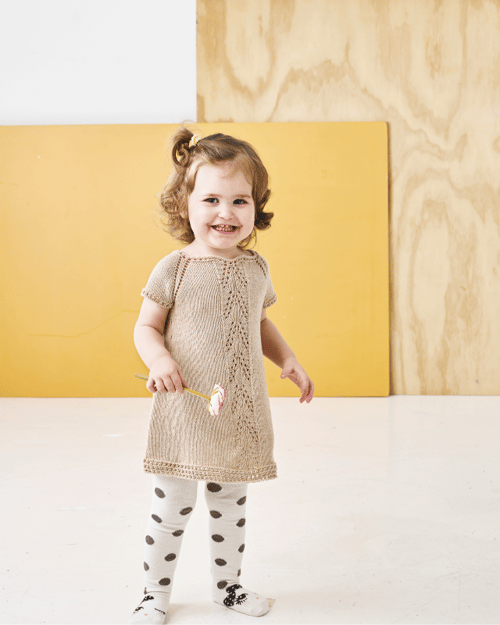 Kit: Babykjole med hulmønster 