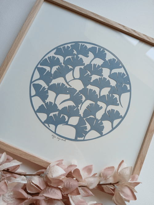 30x30cm papercut. støvet blå. indrammet 