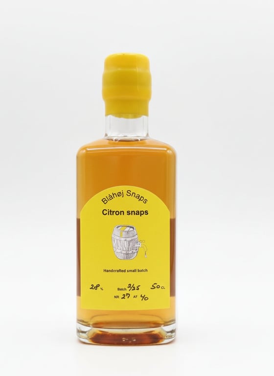 Flaske med gul etikette, der indeholder Blåhøj Citron snaps, håndlavet i små partier, med 28% alkohol og 50 cl.