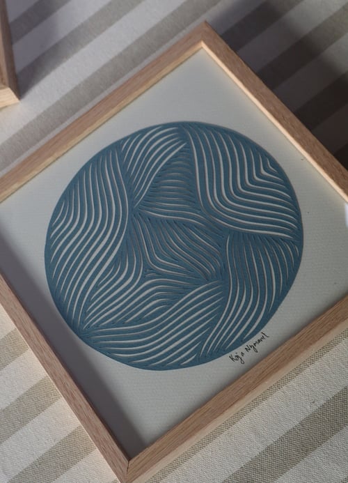 20x20cm papercut, støvet blå, indrammet (3)